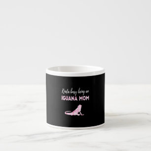 Kinda beschäftigt sich als Iguana-Mama Espressotasse