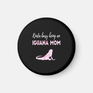Kinda beschäftigt sich als Iguana-Mama Magnet