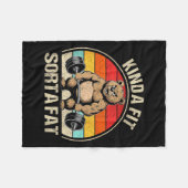 Kinda Fit Sorta Fat Funny Cute Bear Weightlifter Fleecedecke (Vorderseite (Horizontal))