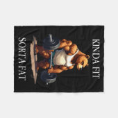 Kinda Fit Sorta Fat - Funny Gym Bear Weightlifting Fleecedecke (Vorderseite (Horizontal))