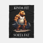 Kinda Fit Sorta Fat - Funny Gym Bear Weightlifting Fleecedecke (Vorderseite)