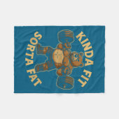 Kinda Fit Sorta Fat - Funny Gym Bear Weightlifting Fleecedecke (Vorderseite (Horizontal))
