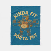 Kinda Fit Sorta Fat - Funny Gym Bear Weightlifting Fleecedecke (Vorderseite)
