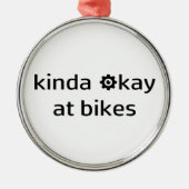 Kinda Okay bei Bikes Ornament Aus Metall (Vorne)