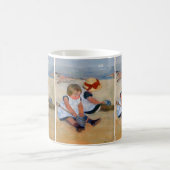 Kinder am Strand Kaffeetasse (Mittel)