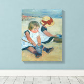 Kinder am Strand | Mary Cassatt Leinwanddruck (Insitu (Holzboden))