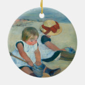 Kinder am Strand | Mary Cassatt Postcard Keramik Ornament (Hinten)