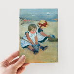 Kinder am Strand | Mary Cassatt Postcard Postkarte<br><div class="desc">Die Kinder am Strand (1884) von Mary Cassatt fangen einen zarten Moment an, in dem zwei Kinder am Meer spielen. Das Bild zeichnet sich durch sanfte, gedämpfte Farben und sanfte Pinselstriche aus, die die sorglose Unschuld der Kindheit widerspiegeln. Cassatts impressionistischer Stil verleiht der ruhigen Umgebung am Strand und dem Zusammenspiel...</div>
