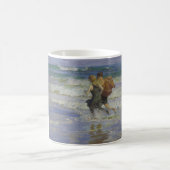 Kinder am Strand (von Edward Henry Potthast) Kaffeetasse (Mittel)