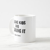 Kinder anheben und Individuelle Name rocken Kaffeetasse (Vorderseite Links)