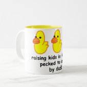 Kinder anzuheben ist wie pecked zum Tod vorbei Zweifarbige Tasse (Vorderseite Links)