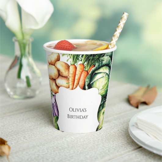 Kinder auf dem Markt für lokal angebaute Bauern Pappbecher (In Situ)