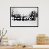 Kinder auf Schlitten im Zentralpark 1915 Poster (Küche)