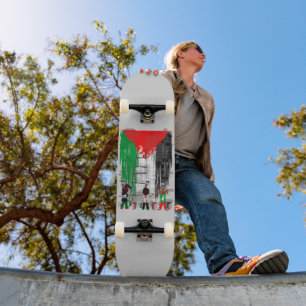 Kinder aus Gaza malen die palästinensische Flagge Skateboard