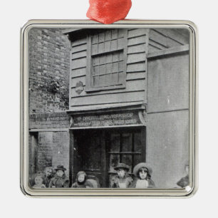 Kinder außerhalb der Werkstatt John-Pfund Silbernes Ornament