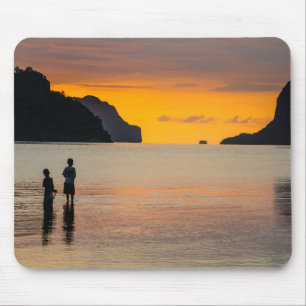 Kinder beim Fischen bei Sonnenuntergang Mousepad