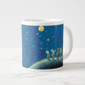 Kinder beim nächtlichen Himmel Jumbo-Tasse (Vorderseite Rechts)
