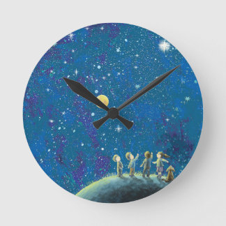 Kinder beim nächtlichen Himmel Runde Wanduhr