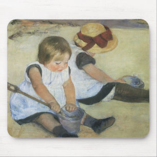 Kinder beim Spielen am Strand von Mary Cassatt Mousepad