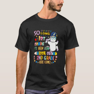 Kinder bis zum 1. Klasse schauen auf den 2. Grad h T-Shirt