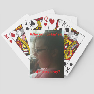 Kinder denken, dass sie mit ihrem verrückten Vortr Spielkarten