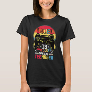 Kinder, die 13 Jahre alt sind, spielen Vintag T-Shirt