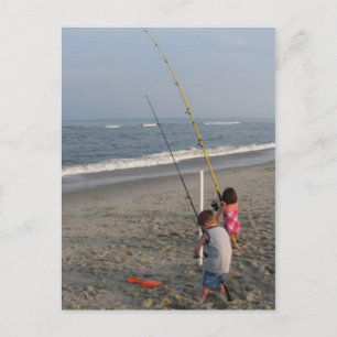 Kinder, die am Strand fischen Postkarte