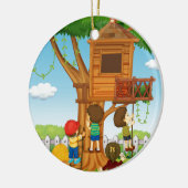Kinder, die auf dem Baumhaus spielen Keramik Ornament (Links)