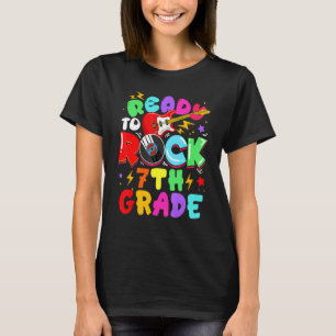 Kinder, die auf der 7. Klasse Gitarre sitzen und w T-Shirt