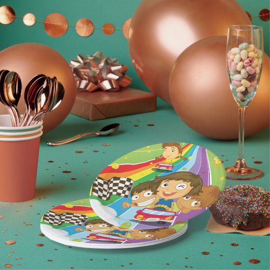 Kinder, die auf einem Rainbow-Paper-Teller rennen Pappteller