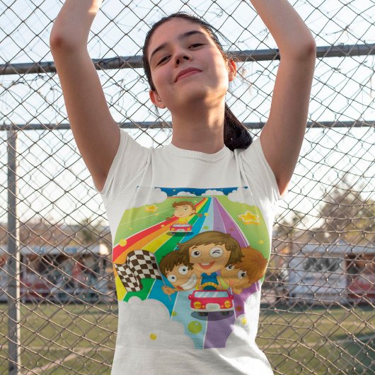 Kinder, die auf einem Regenbogen-T - Shirt reiten