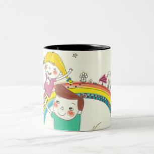 Kinder, die auf Regenbogen spielen Zweifarbige Tasse