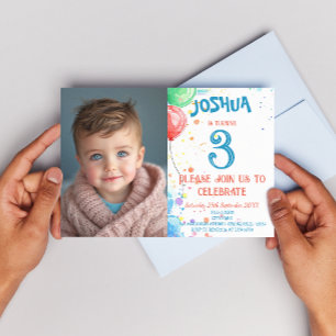 Kinder, die Balloons und Rainbow Birthday Party Ge Einladung