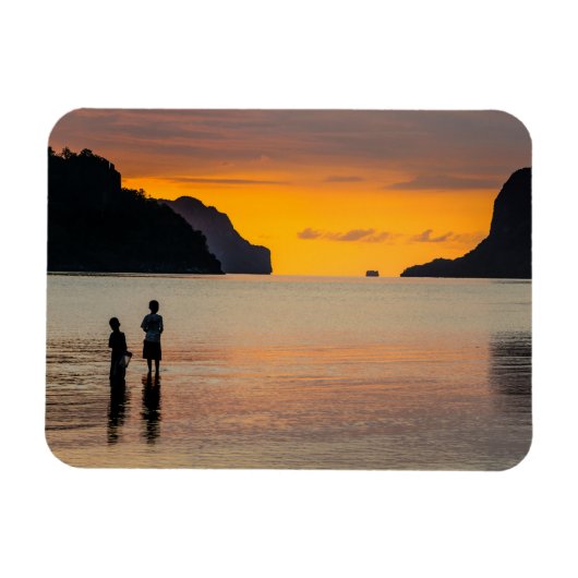 Kinder, die bei Sonnenuntergang fischen Magnet (Horizontal)
