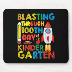 Kinder, die bis zum 100. Tag des Kindergartens bo  Mousepad