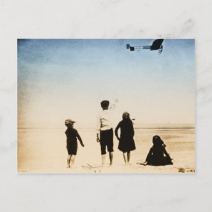 Kinder, die das Flugzeug am Strand beobachten Postkarte