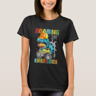 Kinder, die den Kindergarten Dinosaurier rex nach T-Shirt