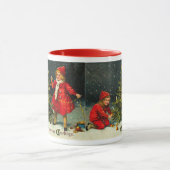 Kinder, die den Weihnachtsbaum schmücken Tasse (Zentrum)