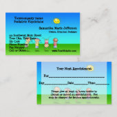 Kinder, die draußen an einem sonnigen Tag spielen (Vorne/Hinten)