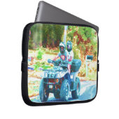 Kinder, die ein ATV-Geländefahrzeug auf der Straße Laptopschutzhülle (Vorne Rechts)