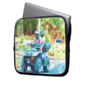 Kinder, die ein ATV-Geländefahrzeug auf der Straße Laptopschutzhülle (Vorderseite Links)