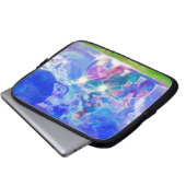 Kinder, die ein ATV-Geländefahrzeug auf der Straße Laptopschutzhülle (Vorne Knopf)