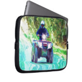 Kinder, die ein ATV-Geländefahrzeug auf der Straße Laptopschutzhülle (Vorne Rechts)