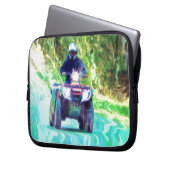 Kinder, die ein ATV-Geländefahrzeug auf der Straße Laptopschutzhülle (Vorderseite Links)