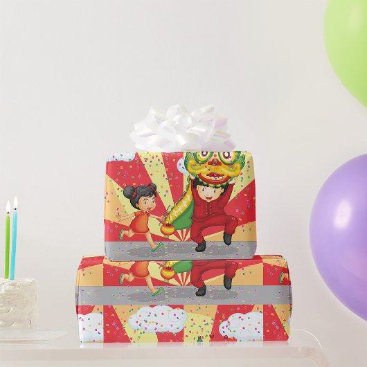 Kinder, die ein lustiges Wrapping Paper haben Geschenkpapier