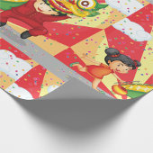 Kinder, die ein lustiges Wrapping Paper haben Geschenkpapier