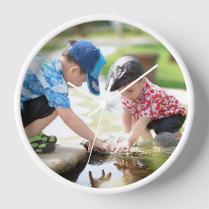 Kinder, die eine benutzerdefinierte Foto-Uhr spiel Uhr