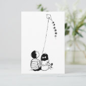 Kinder, die eine Einladung fliegen (Stehend Vorderseite)