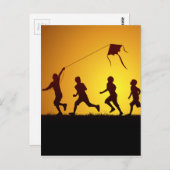 Kinder, die einen Drachen fliegen Postkarte (Vorne/Hinten)