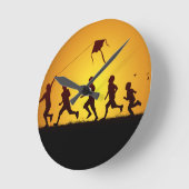 Kinder, die einen Drachen fliegen Runde Wanduhr (Winkel)